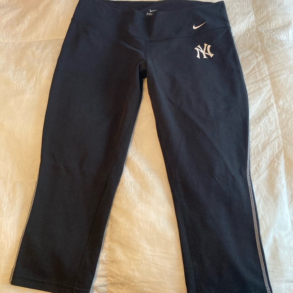 NIKE NYY crop capri!